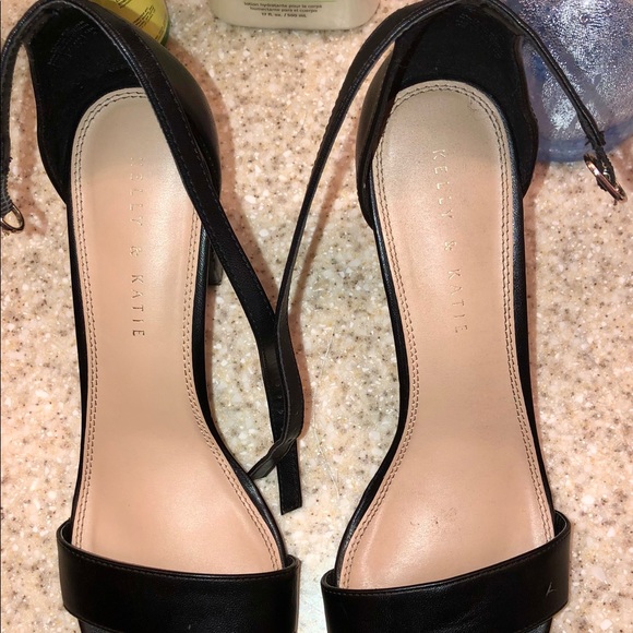 Black heels - Picture 2 of 2